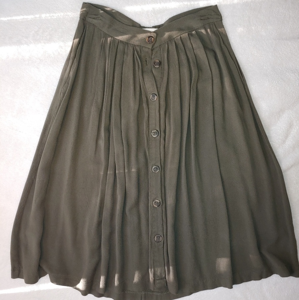 LONG PLEATED MILITARY GREEN SKIRT